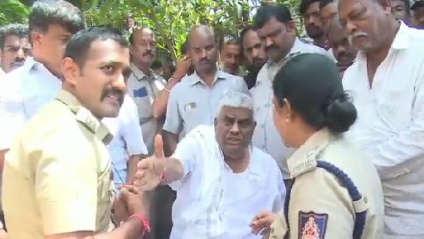  ಹಿಮ್ಸ್ ಆಸ್ಪತ್ರೆ ಬಳಿ ಕುಳಿತ ರೇವಣ್ಣ