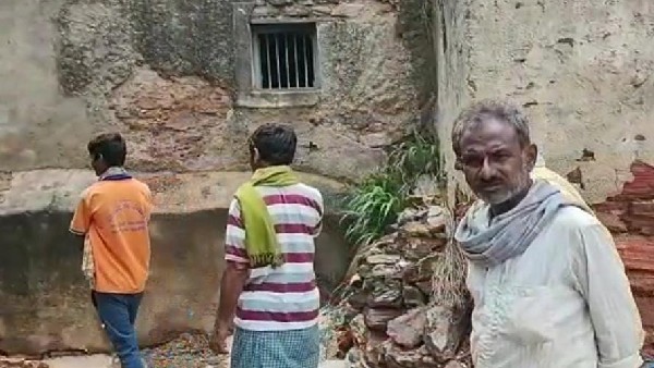 cave built during chalukya era collapsed in Kundgol Taluk 
