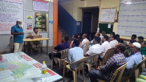 Police Inspector Meeting With Hindu-Muslim Leaders to Ensure Peace in Hubbali 