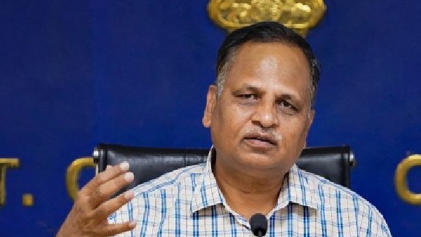 2 Crore Cash, Gold Coins Found in Raids Linked to Delhi Minister Satyendar Jain 2 Crore Cash, Gold Coins Found in Raids Linked to Delhi Minister Satyendar Jain