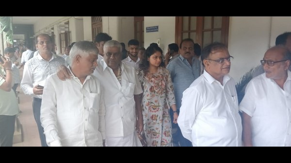 ಸಭೆಯಲ್ಲಿ ಇದ್ದವರು ಯಾರು ಯಾರು?