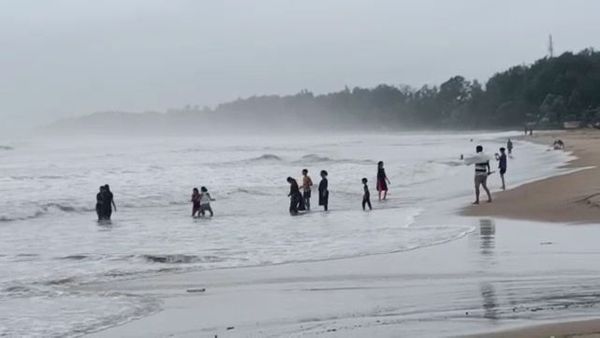 ಕೆಂಪು ಬಾವುಟಗಳನ್ನು ನೆಟ್ಟು ಅಪಾಯದ ಎಚ್ಚರಿಕೆ 