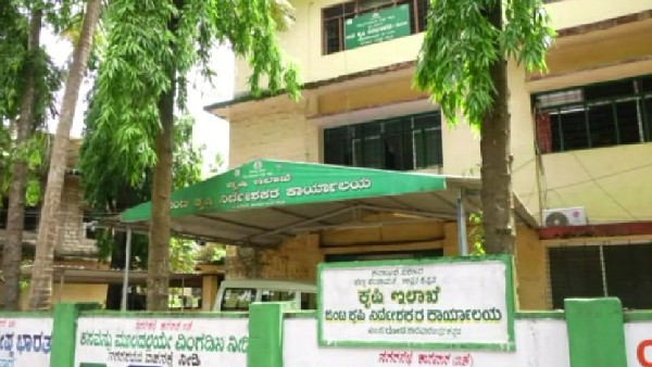 ಖಾಸಗಿ ಅಂಗಡಿಗಳಲ್ಲಿ ಕೊಂಡುಕೊಳ್ಳುತ್ತಿರುವ ರೈತರು