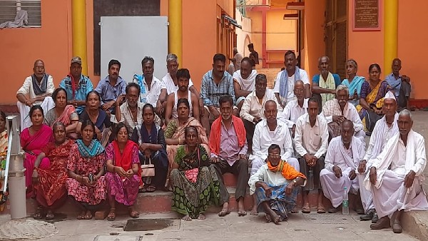 ಹಣವಿಲ್ಲದೆ ರೈಲಿಗಾಗಿ ಕಾದು ಕುಳಿತ ಮಂದಿ 