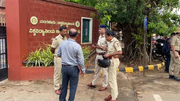  ಸಾವರ್ಕರ್ ಪೊಟೋ ತೆಗೆಸಿದ ಪ್ರಾಂಶುಪಾಲೆ 