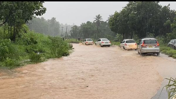 ನೀರಿನ ಮಧ್ಯೆ ವಾಹನ ಸವಾರರ ಪರದಾಟ 