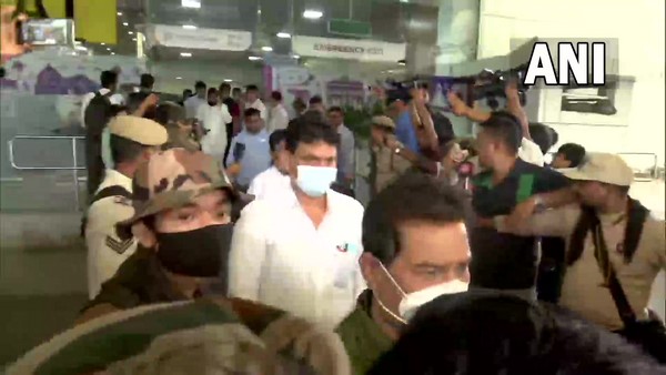 ಶಿವಸೇನೆ ಶಾಸಕರನ್ನು ಸ್ವಾಗತಿಸಿದ ಬಿಜೆಪಿ ಶಾಸಕ ಸುಶಾಂತ್ ಶಿವಸೇನೆ ಶಾಸಕರನ್ನು ಸ್ವಾಗತಿಸಿದ ಬಿಜೆಪಿ ಶಾಸಕ ಸುಶಾಂತ್