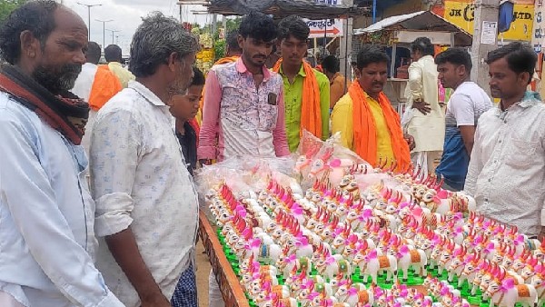 ಹೊಸ ಬಟ್ಟೆಗಳನ್ನು ತೊಟ್ಟು ಊರಲ್ಲಿ ದೇವರುಗಳಿಗೆ ಪೂಜೆ 
