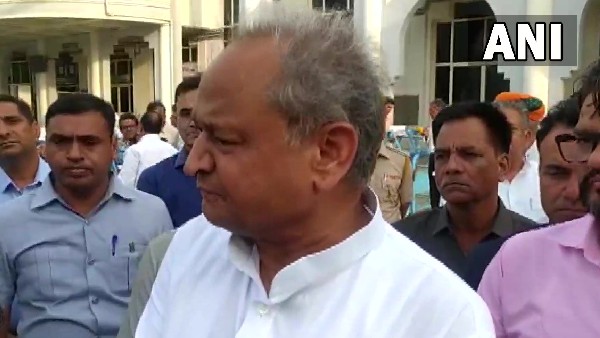 ಸಾರ್ವಜನಿಕರನ್ನು ಉದ್ದೇಶಿಸಿ ಪ್ರಧಾನಿ ಮಾತನಾಡಲಿ ಎಂದ ಗೆಹ್ಲೋಟ್ 