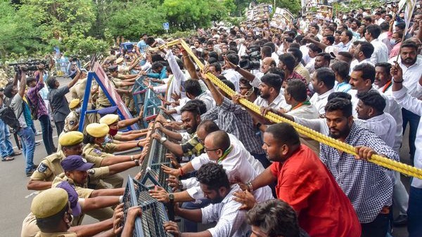 ವಾಹನಕ್ಕೆ ಬೆಂಕಿ ಹಚ್ಚಿದ ಪ್ರತಿಭಟನಾಕಾರರು