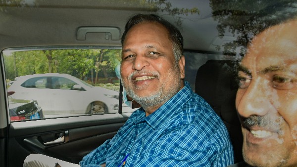 ED Raids at 10 Places Belonging to Delhi Minister Satyendra Jain ED Raids at 10 Places Belonging to Delhi Minister Satyendra Jain