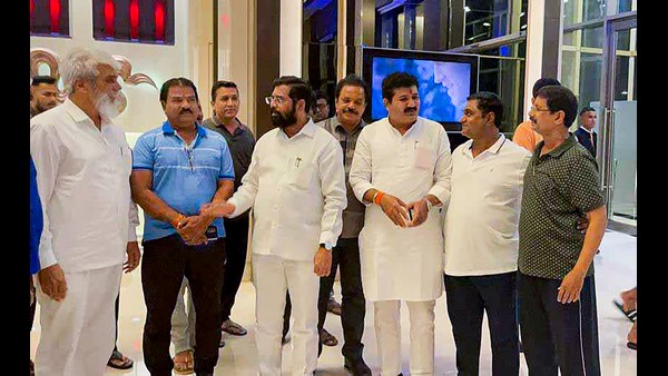 ಅನರ್ಹತೆ ತೀರ್ಪು ನೀಡದಂತೆ ಶಾಸಕರ ಒತ್ತಾಯ