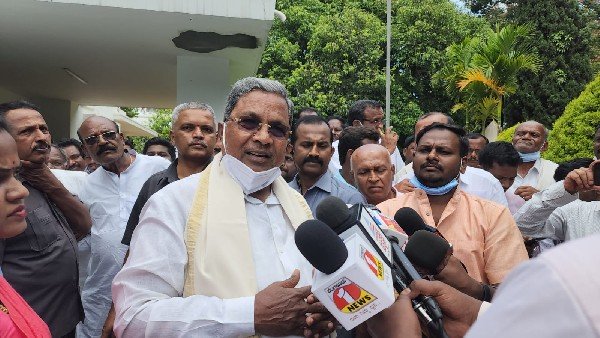 ಕ್ಷೇತ್ರ ಆಯ್ಕೆಯ ಗೊಂದಲದಲ್ಲಿ ಸಿದ್ದರಾಮಯ್ಯ ಕ್ಷೇತ್ರ ಆಯ್ಕೆಯ ಗೊಂದಲದಲ್ಲಿ ಸಿದ್ದರಾಮಯ್ಯ