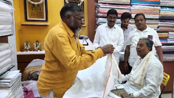Siddaramaiah Purchase 30 Panches at Khadi Bhandar