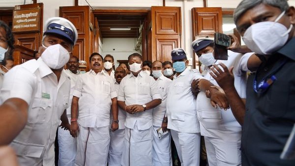 ತಮಿಳುನಾಡಿನಲ್ಲಿ ಓಪಿಎಸ್ ಟು ಇಪಿಎಸ್ ಪಾಲಿಟಿಕ್ಸ್! 