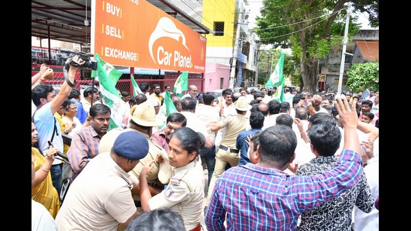 ಕುಮಾರಸ್ವಾಮಿ ಕಾಸು ಇಸ್ಕೊಂಡು ಬಂದು ಪ್ರತಿಭಟನೆ
