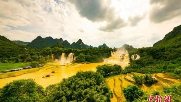 ಸಂಜೆ ಬೆಳ್ಳಿ ಬಣ್ಣಕ್ಕೆ ಬದಲಾಗುವ ಜಲಪಾತ 