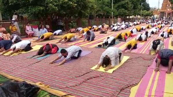 ಗಮನ ಸೆಳೆದ ಶಾಲಾ ಮಕ್ಕಳ ಯೋಗಾಸನ ಗಮನ ಸೆಳೆದ ಶಾಲಾ ಮಕ್ಕಳ ಯೋಗಾಸನ