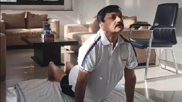 ಮನೆಯಲ್ಲೇ ಯೋಗ ಮಾಡಿದ ಆರಗ ಜ್ಞಾನೇಂದ್ರ ಮನೆಯಲ್ಲೇ ಯೋಗ ಮಾಡಿದ ಆರಗ ಜ್ಞಾನೇಂದ್ರ