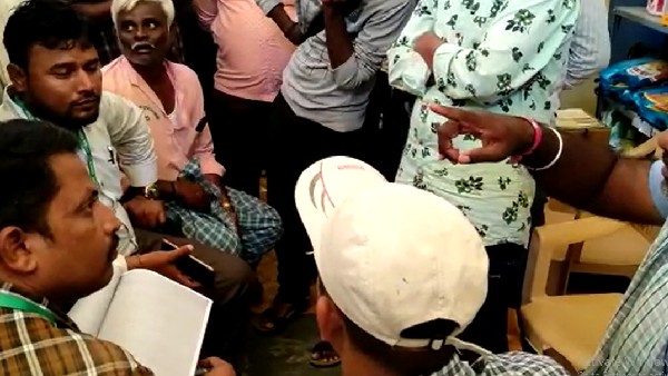 Farmers handover fake fertilizer sellers to police Farmers handover fake fertilizer sellers to police