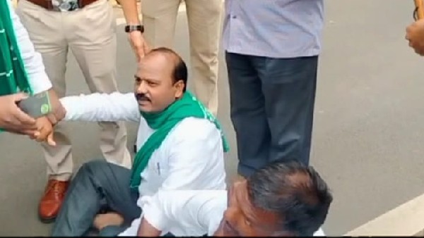 Protest demanding sugarcane price fixing and payment of arrears: Farmers arrested Protest demanding sugarcane price fixing and payment of arrears: Farmers arrested