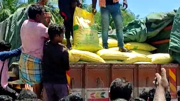Farmers handover fake fertilizer sellers to police Farmers handover fake fertilizer sellers to police