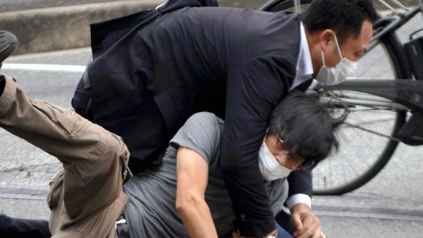 ಅಬೆ ಮೇಲೆ ಗುಂಡಿನ ದಾಳಿ ನಡೆಸಿದ್ದು ಯಾರು? ಅಬೆ ಮೇಲೆ ಗುಂಡಿನ ದಾಳಿ ನಡೆಸಿದ್ದು ಯಾರು?