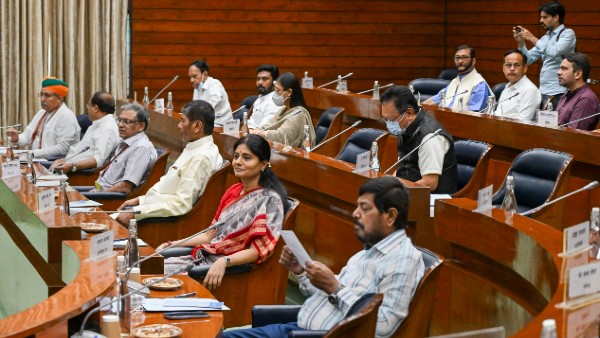 ಪ್ರಧಾನಿ ಗೈರಿಗೆ ವಿಪಕ್ಷಗಳ ಕಿಡಿ 