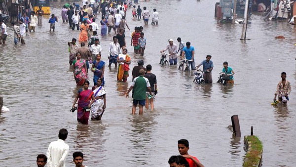 ದೋಣಿ ಬಳಸಿ ಸುರಕ್ಷಿತ ಸ್ಥಳಗಳಿಗೆ ಜನರ ಸ್ಥಳಾಂತರ ದೋಣಿ ಬಳಸಿ ಸುರಕ್ಷಿತ ಸ್ಥಳಗಳಿಗೆ ಜನರ ಸ್ಥಳಾಂತರ