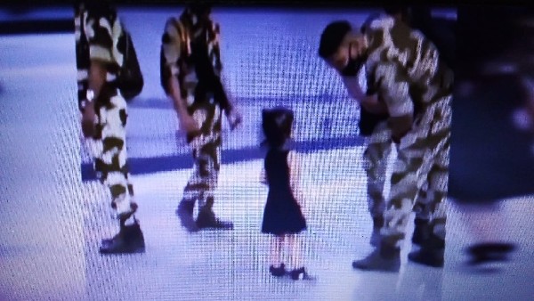 Little child bowed to the feet of the soldiers, the video went viral 