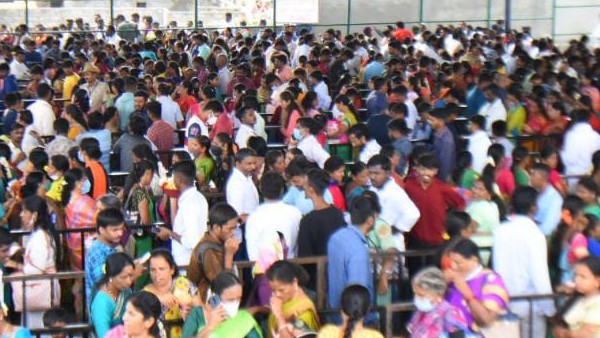 ಮಹಿಷಾಸುರ ಪ್ರತಿಮೆ ಎದುರು ಪ್ರಸಾದ ವಿತರಣೆ ಮಹಿಷಾಸುರ ಪ್ರತಿಮೆ ಎದುರು ಪ್ರಸಾದ ವಿತರಣೆ