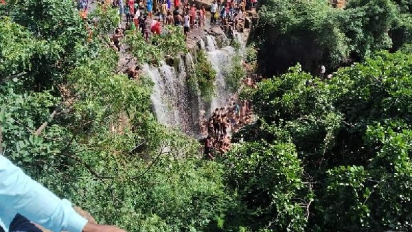 ಮಿಂದೇಳುತ್ತಾ ಹರ್ಷಪಡುತ್ತಿರುವ ಪ್ರವಾಸಿಗರು 