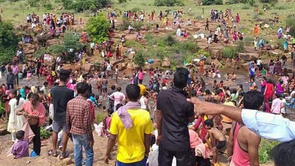 ನೀರಲ್ಲಿ ಕುಣಿದು ಕುಪ್ಪಳಿಸ್ತಾರೆ ಯುವಕರು 