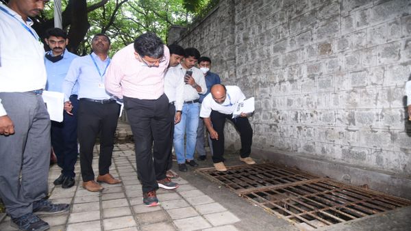 ರಸ್ತೆ ಮೇಲೆ ನಿಲ್ಲುವ ನೀರು ಶೋಲ್ಡರ್ ಡ್ರೈನ್‌ಗೆ