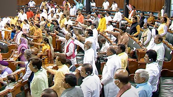 ಬಿಜೆಪಿಗರ ಆಕ್ರೋಶಕ್ಕೆ ಗುರಿಯಾದ ಅಧೀರ್ ಬಿಜೆಪಿಗರ ಆಕ್ರೋಶಕ್ಕೆ ಗುರಿಯಾದ ಅಧೀರ್