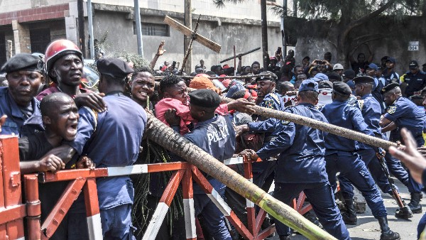 ಸಶಸ್ತ್ರ ಬಂಡುಕೋರರ ದೌರ್ಜನ್ಯಕ್ಕೆ ನಲುಗಿದ ಜನ ಸಶಸ್ತ್ರ ಬಂಡುಕೋರರ ದೌರ್ಜನ್ಯಕ್ಕೆ ನಲುಗಿದ ಜನ