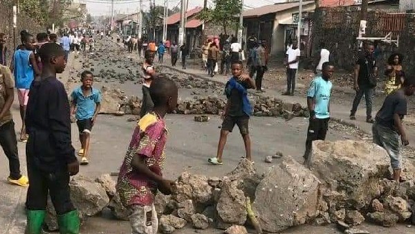 ಏಕಾಏಕಿ ಹಿಂಸೆಗೆ ತಿರುಗಿದ ಪ್ರತಿಭಟನೆ ಏಕಾಏಕಿ ಹಿಂಸೆಗೆ ತಿರುಗಿದ ಪ್ರತಿಭಟನೆ