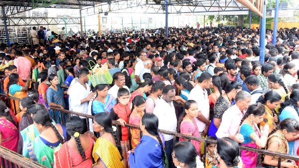  ಹೂವುಗಳ ಅಲಂಕಾರದಿಂದ ಕಂಗೊಳಿಸಿದ ದೇವಿ
