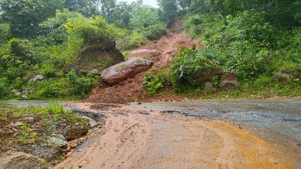 ಗಣೇಶ್‌ ಹೆಗಡೆ ಮನೆ ಮೇಲೆ ಗುಡ್ಡ ಕುಸಿದು, ಪುಸ್ತಕಗಳು ನೀರು ಪಾಲು 