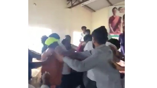 Youth Congress workers fight at Chikkamagaluru Youth Congress workers fight at Chikkamagaluru