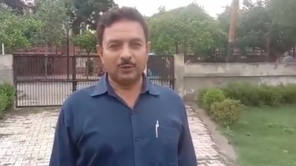 Video: Photos of PM Modi and CM Yogi thrown in the garbage Video: Photos of PM Modi and CM Yogi thrown in the garbage