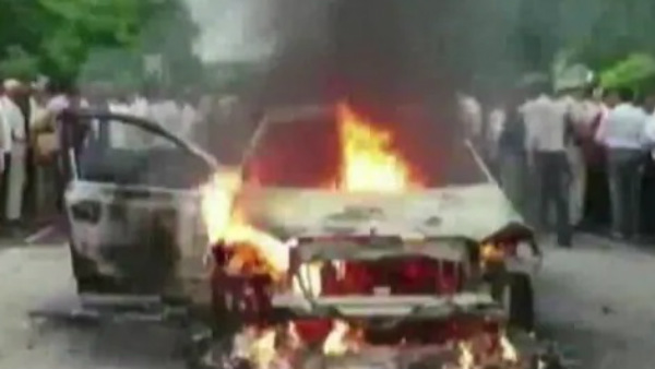  ಪ್ರತಿಭಟನೆ ಹೆಸರಲ್ಲಿ ಗುಜರಿ ಕಾರಿಗೆ ಬೆಂಕಿ 
