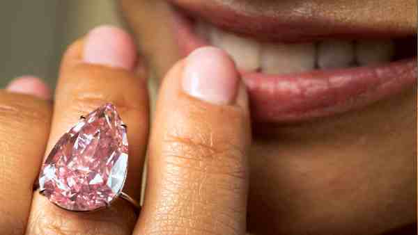 ಡಿ ಬೀರ್ಸ್ ಆಫ್ರಿಕಾದ ಗಣಿಯಿಂದ ಮೊದಲ ಪಿಂಕ್ ಡೈಮಂಡ್ 