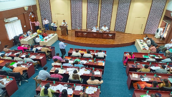  ಸಮಯ ಪರಿಫಾಲನೆ ಮಾಡದ ಅಧಿಕಾರಿಗಳ ವಿರುದ್ಧ ಗರಂ