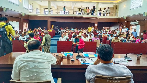  ಸಾರ್ವಜನಿಕರಿಂದ ದೂರು ಬಂದಿದಕ್ಕೆ ಸಭೆ