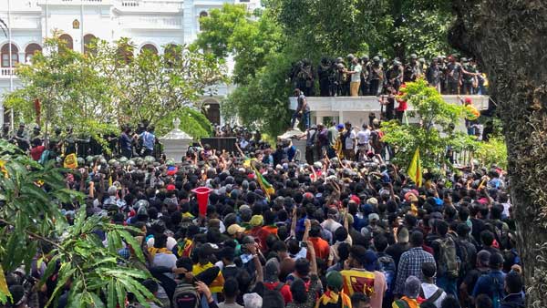 ಕೊಲಂಬೊದಲ್ಲಿ ಕರ್ಫ್ಯೂ ಕೊಲಂಬೊದಲ್ಲಿ ಕರ್ಫ್ಯೂ
