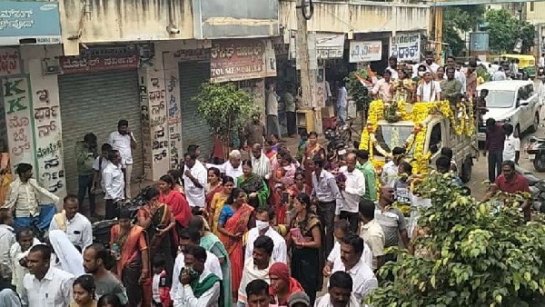 ಕಾರ್ಯಕರ್ತರಿಂದ ಪಟಾಕಿ ಸಿಡಿಸಿ ಸಂಭ್ರಮ ಕಾರ್ಯಕರ್ತರಿಂದ ಪಟಾಕಿ ಸಿಡಿಸಿ ಸಂಭ್ರಮ