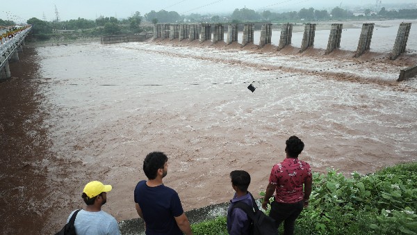  ತುಂಬಿ ಹರಿಯುತ್ತಿರುವ ಹಳ್ಳ, ನದಿಗಳು