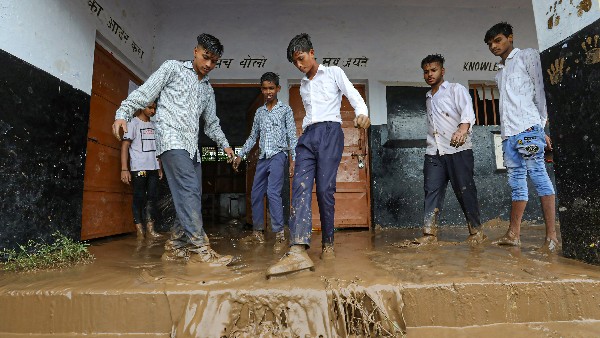 ಮನೆಗಳಿಗೆ ಹಾನಿ, ಶಾಲೆಯಲ್ಲೇ ಸಿಲುಕಿದ ವಿದ್ಯಾರ್ಥಿಗಳು 