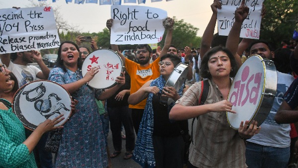 ಹಲವು ವಿದ್ಯಾರ್ಥಿಗಳ ಮೇಲೆ ಆರೋಪ ಹಲವು ವಿದ್ಯಾರ್ಥಿಗಳ ಮೇಲೆ ಆರೋಪ